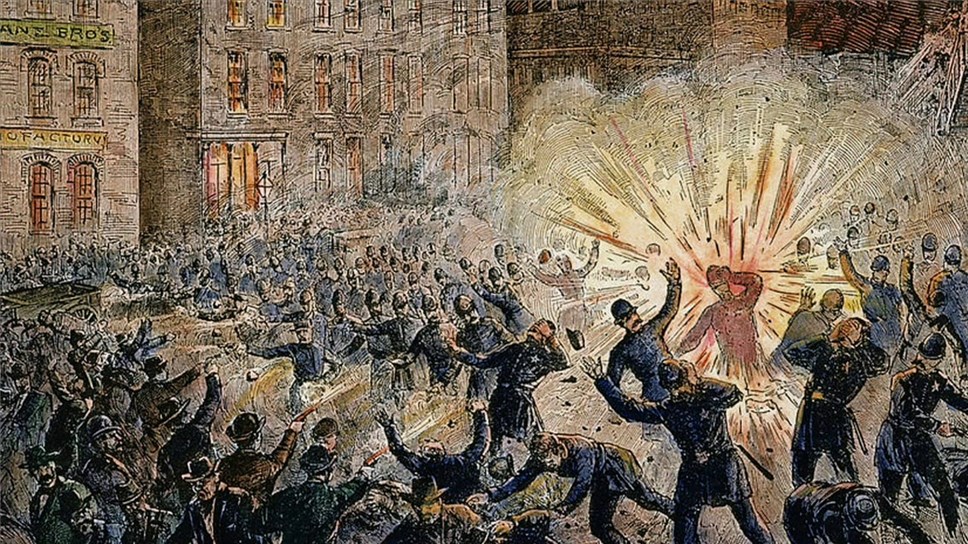 Взрыв на площади Хеймаркет во время демонстрации.